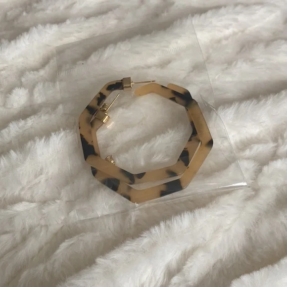 NEW in package Tortoise Resin Geometric Hoops - Picture 2 of 3